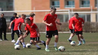 Ukraynadan gelen 12 altyapı futbolcusu Kayserispor tesislerinde antrenmana çıktı