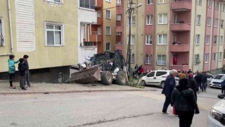 Ümraniyede iş makinesi yokuş aşağı kaydı, ortalık savaş alanına döndü