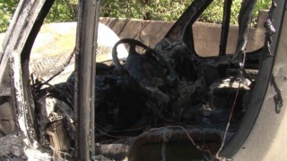 Ümraniyede park halindeki servis minibüsü alev alev yandı