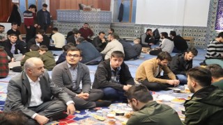 Üniversite öğrencileri camide oruç açtı