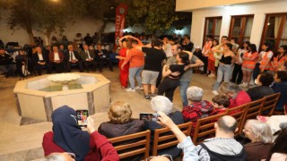 Üniversite öğrencileri, yaşlı çınarlarla Dünya Dans Gününde bir araya geldi