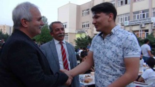 Üniversite öğrencileri yüksekokul bahçesine iftar sofrası kurdu