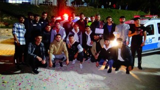 Üniversite öğrencilerinden polislere çiçekli pastalı sürpriz