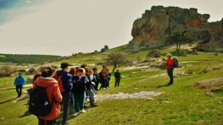 Üniversite öğrencilerinden Yazılıkayaya fotoğraf gezisi
