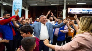 Üniversitelilerden Başkan Akaya doğum günü sürprizi