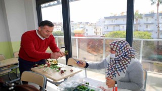 Unutulmaya yüz tutmuş el sanatları Alanyalı kadınlara aktarılıyor