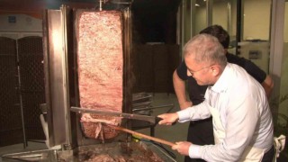Üsküdar Belediyesinden ders çalışan öğrencilere iftarda döner ikramı