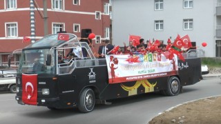 Üstü açık otobüse binen çocuklar 2 yıl sonra 23 Nisan coşkusu yaşadı