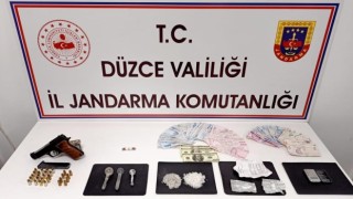Uyuşturucu satıcısı sahte dolarla yakalandı