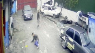 Üzerine doğru yürüyen arkadaşını bacağından vurdu, o anlar kamerada
