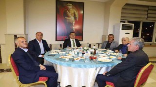 Vali Akbıyık, iftarda muhtarlarla bir araya geldi