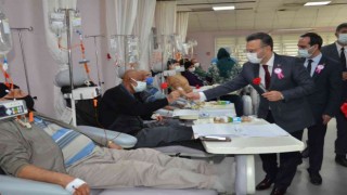 Vali Aksoy, onkoloji hastalarını ziyaret etti