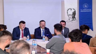 Vali Aksoy, üniversiteli öğrencilerin misafiri oldu