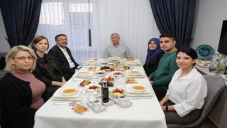 Vali Ali Çelik ile eşi Nezihe Çelik şehit ailesiyle iftar yaptı