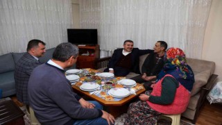 Vali Atay, şehit ailesiyle iftar yemeğinde bir araya geldi