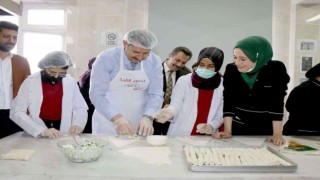 Vali Ayhan, öğrencilerle börek yaptı