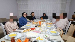 Vali Bilmezin eşi çocuklarla sahur yaptı