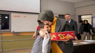 Vali Bilmezin eşi, özel öğrencilerle bir araya geldi