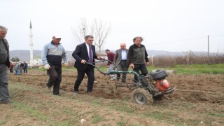 Vali çapa makinasının başına geçti tarla sürdü