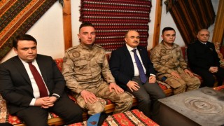 Vali Dağlı, Mehmetçikle iftar yaptı, asker ailesiyle görüntülü görüştü