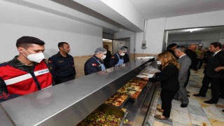 Vali Funda Kocabıyık, Mehmetçiğin iftar sofrasına konuk oldu