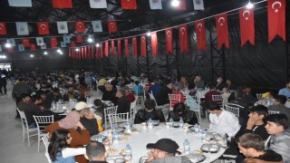 Vali Hacıbektaşoğlu, çadırda vatandaşlarla birlikte iftarını açtı