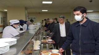 Vali KYK yurdunda kalan öğrencilerle iftar yaptı