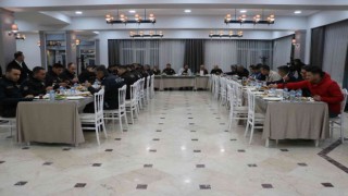 Vali mahalle bekçileri ve basın mensuplarıyla sahur yaptı