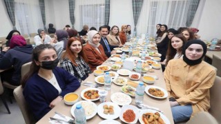 Vali Masatlı ve eşi, KYK yurdunda kız öğrencilerle iftar yaptı
