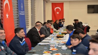 Vali Memiş, sporcularla iftar açtı