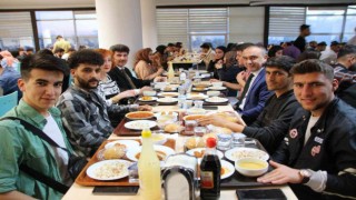 Vali Soytürk ile Rektör Karacoşkun öğrenciler ile birlikte iftar açtı
