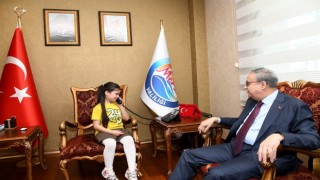 Vali Su, koltuğunu çocuklara devretti