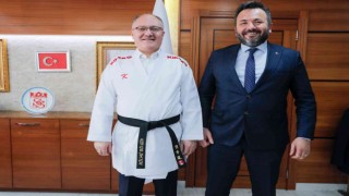Vali ve Belediye Başkanı karate kıyafeti giydi