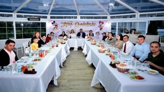 Vali Yılmaz ve eşi, down sendromlu çocuklarla iftarda buluştu