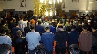 Vanda Kadir Gecesinde 455 yıllık tarihi cami doldu taştı