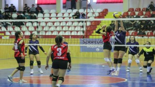 Voleybol turnuvası büyük heyecan sahne oldu