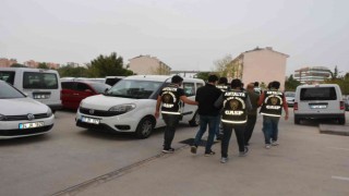 Yabancı uyruklu şahısların aracını polis diye durdurup, eşyalarını yağmaladılar