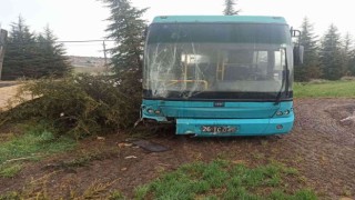 Yağmurda kontrolden çıkan halk otobüsü ağaçlara çarptı: 3ü çocuk 4 yaralı