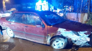 Yağmurlu yolda virajı alamayarak duvara çarptı: 5 yaralı