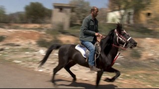 Yakıt fiyatları bahanesi oldu, alışverişlerini atıyla yapıyor