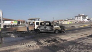 Yalova-İzmit kara yolunda 2 araç alev alev yandı