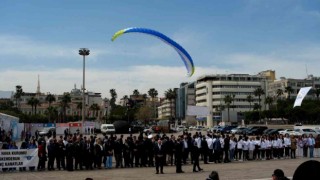 Yamaç paraşütçüsü törendeki kalabalığa çarptı