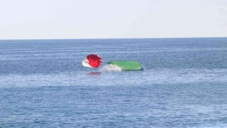 Yamaç paraşütü kapanan iki pilot 200 metreden denize indi