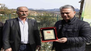 Yangından etkilenen bölgelere fidan dağıtımında duygu dolu anlar