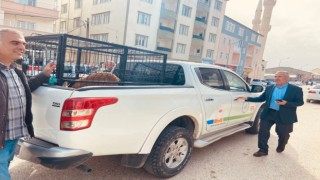 Yaralı keçiyi 2 kilometre taşıdı