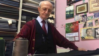 Yarım asırdan fazladır bu şehrin insanlarının söküğünü dikiyor