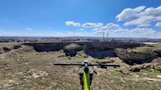 Yeni rotalar keşfeden millî sporcunun son durağı Şarhöyük kazı alanı oldu