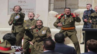 Yeni Zelanda askerleri atalarını haka dansıyla andı