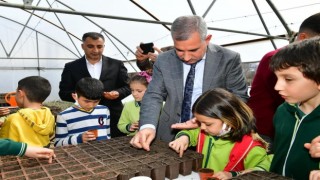 Yeşilyurtta dededen toruna tohumlar toprakla buluşuyor