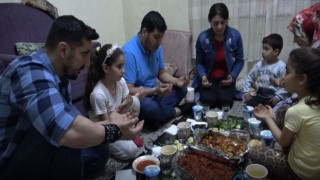 Yetim, öksüz ve kimsesizlerin iftar sofralarına misafir oluyorlar